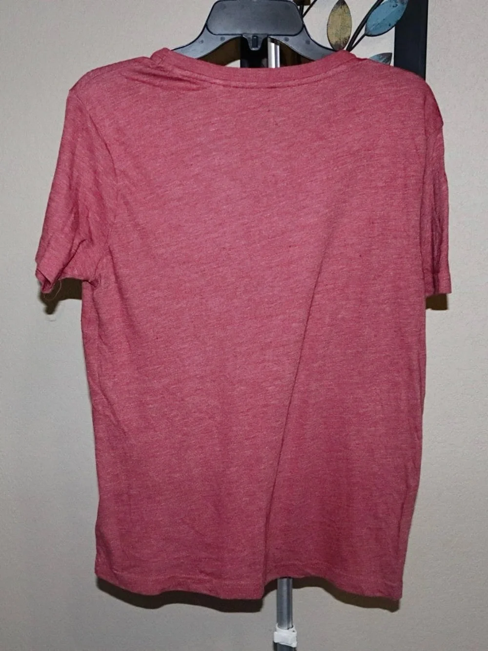 Guess Men's Heathered Red V-Neck La Fuerza Graphic Tee - Picture 5 of 6